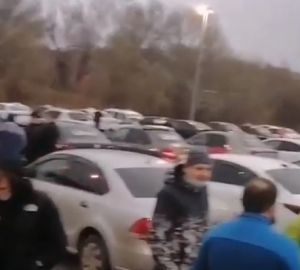 В Пензе десятки таксистов собрались у ТЦ в Арбеково