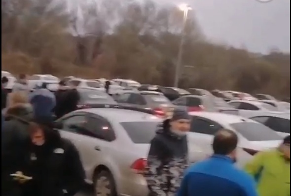 В Пензе десятки таксистов собрались у ТЦ в Арбеково