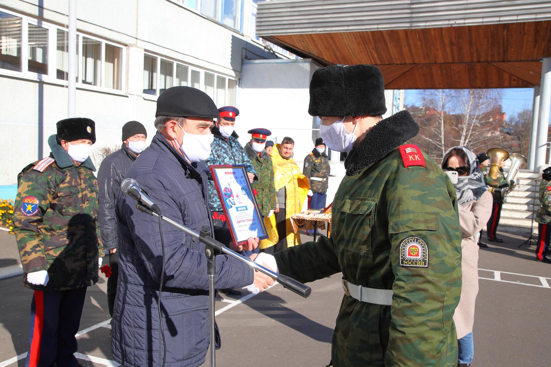 Валерий Лидин вручил награду победителю "Диктанта Победы"