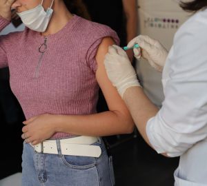 В выходные пункты вакцинации в торговых центрах будут работать в два раза дольше