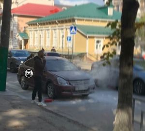 В Пензе возле школы тушили загоревшуюся легковушку