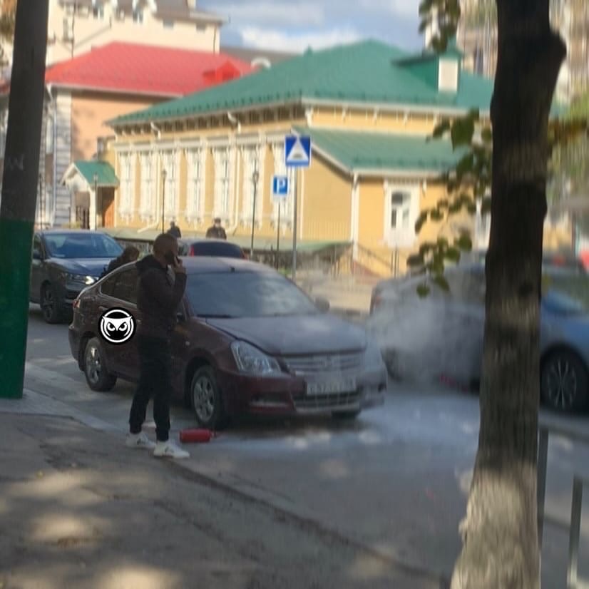 В Пензе возле школы тушили загоревшуюся легковушку