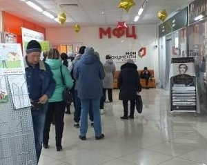 В Кузнецке у входа в МФЦ создали искусственную очередь
