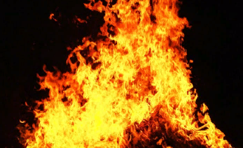 В Пензе во дворе дома загорелся автомобиль