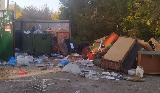 В Терновке дети рискуют провалиться в погреба, оставшиеся после сноса гаражей