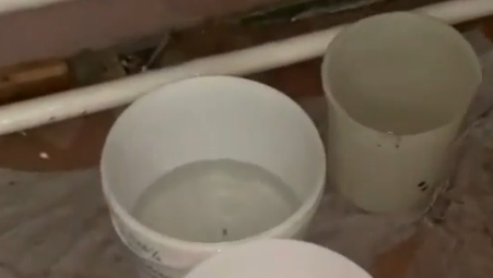 В пензенской спортшколе с протечками крыши борются с помощью тазов