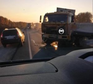 В Пензенском районе столкнулись грузовик и легковушка