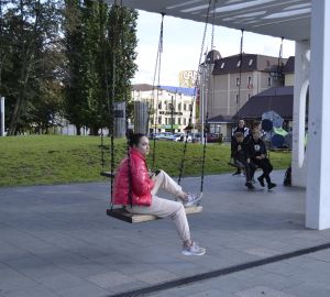 В Пензе вандалы вновь поиздевались над качелями на Фонтанной площади