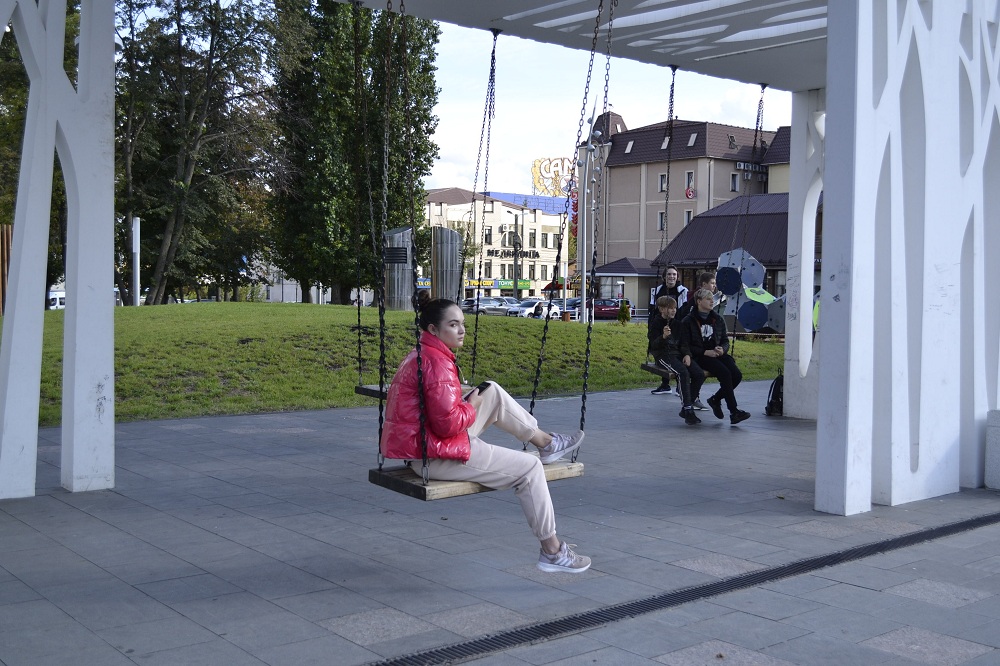 В Пензе вандалы вновь поиздевались над качелями на Фонтанной площади