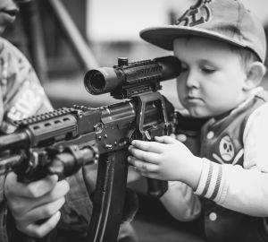 Девятилетний мальчик выстрелил в трехлетнего