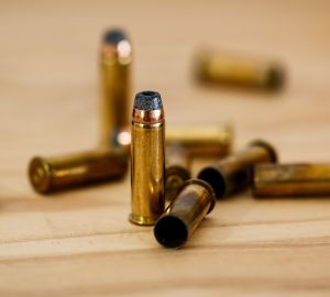 Неизвестный мужчина открыл стрельбу посреди улицы