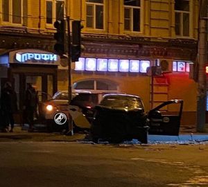Две машины такси взрезались друг в друга в центре Пензы