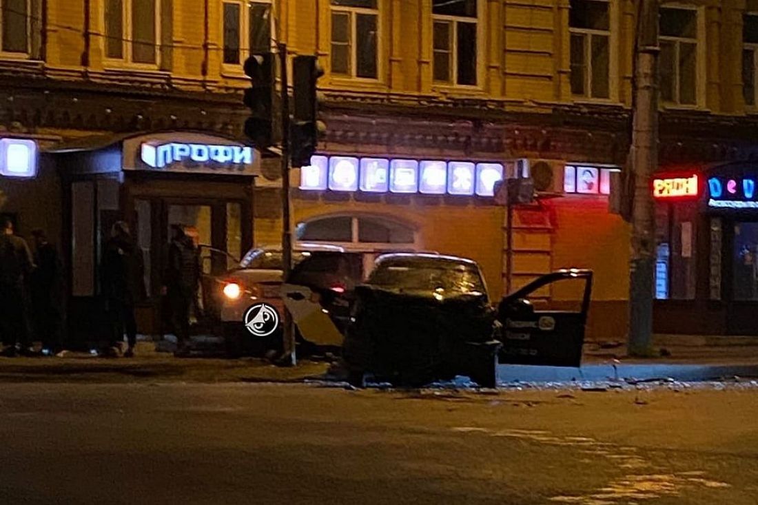 Две машины такси взрезались друг в друга в центре Пензы