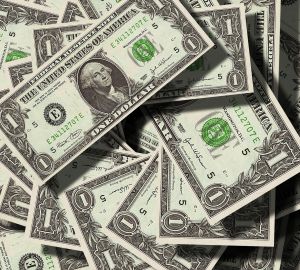 Курс доллара впервые с 2020 года опустился ниже 70