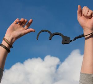 Учительницу приговорили к пяти годам заключения за сексуальную связь с подростком