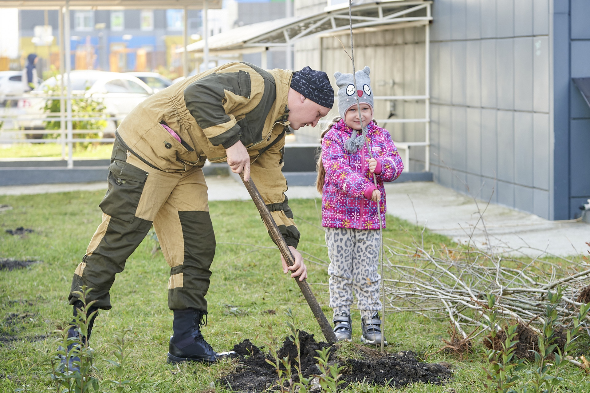 Жители Спутника посадили сотню рябин