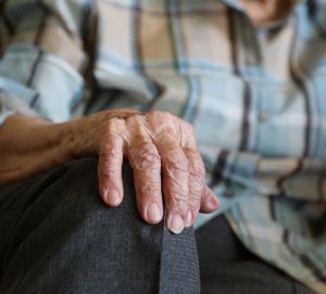 Роспотребнадзор назвал категорию граждан, которые чаще других заражаются ковидом