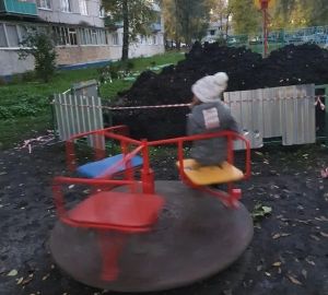 Юные пензенцы на улице Рахманинова вынуждены играть рядом с котлованом