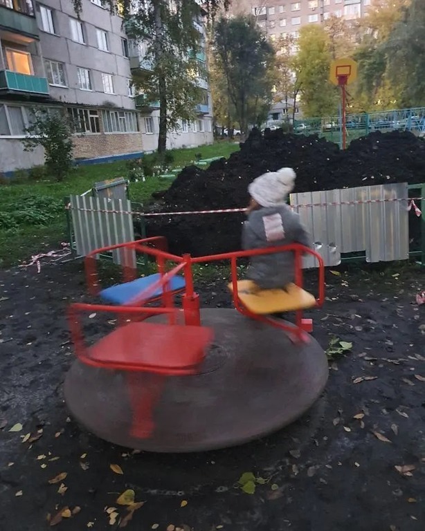 Юные пензенцы на улице Рахманинова вынуждены играть рядом с котлованом