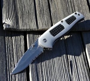 В Кузнецке мужчина заявился в суд с ножом