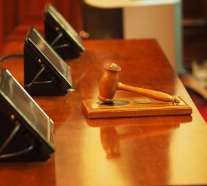 Троих россиян осудили за групповое изнасилование молодой девушки