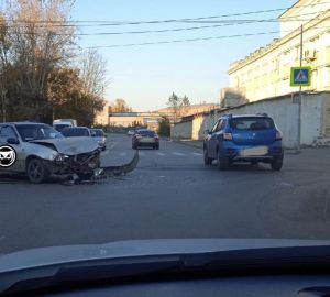 В серьезном ДТП на Южной поляне разбилась легковая машина