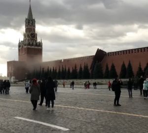 Досталось даже Кремлю: в столице разбушевался ураганный ветер