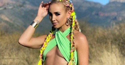 Ольга Бузова оголила грудь и вызвала споры в соцсети