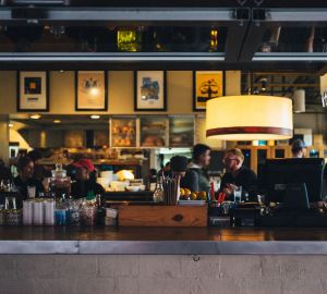 Вице-премьер призвала остановить работу баров после 23:00 по всей стране