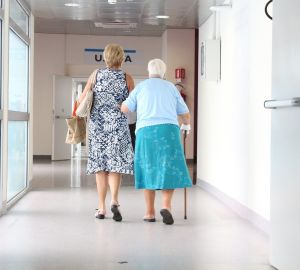 Каждый девятый пациент с коронавирусом старше 60 лет умирает