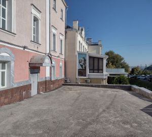 С фасадов зданий в центре Пензы убирают рекламу