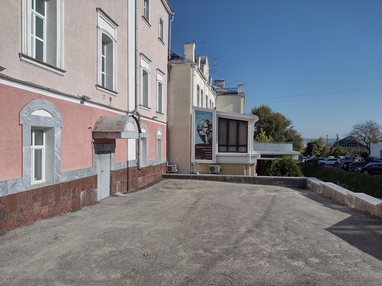 С фасадов зданий в центре Пензы убирают рекламу