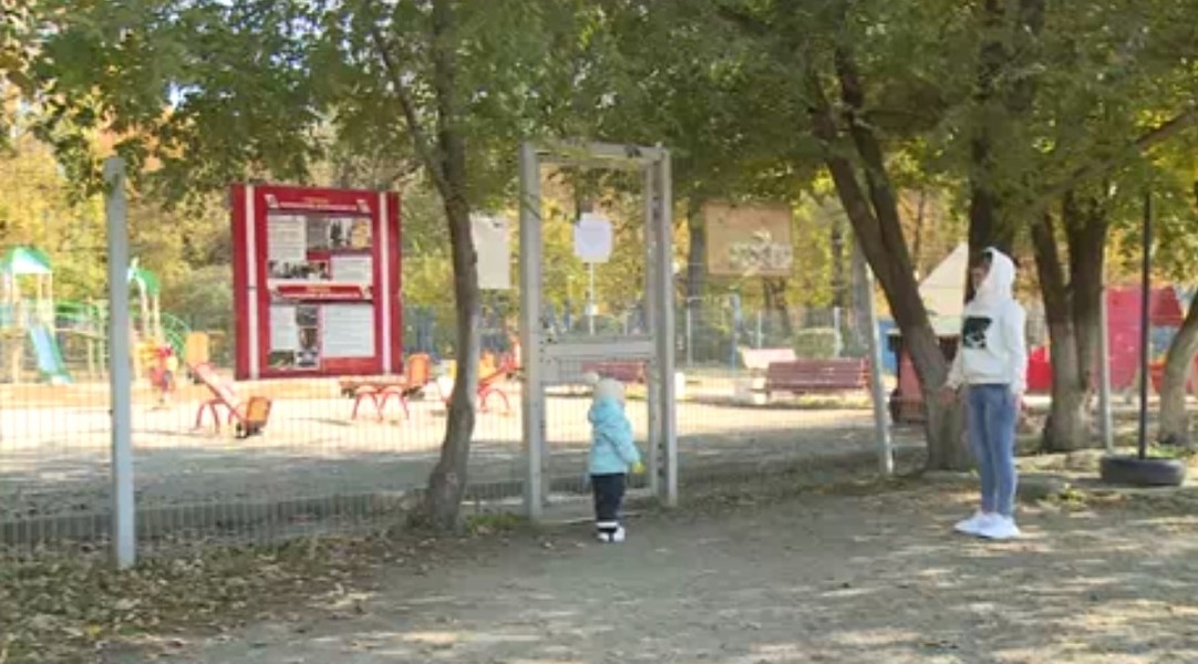 На детские площадки Комсомольского парка вновь пустили детей