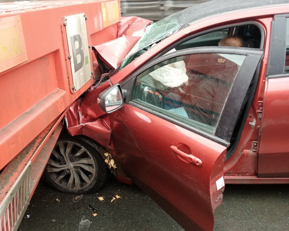 В Пензе столкнулись "Лада Веста" и "КамАЗ"