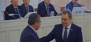 Валерий Лидин вручил удостоверение депутата Заксобрания Вадиму Калинину