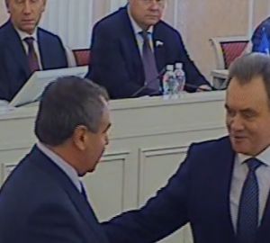 Валерий Лидин вручил удостоверение депутата Заксобрания Вадиму Калинину