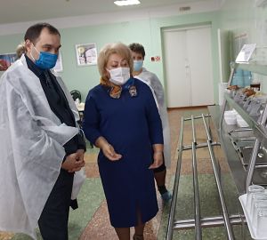 В Пензе министр образования попробовал еду из школьной столовой