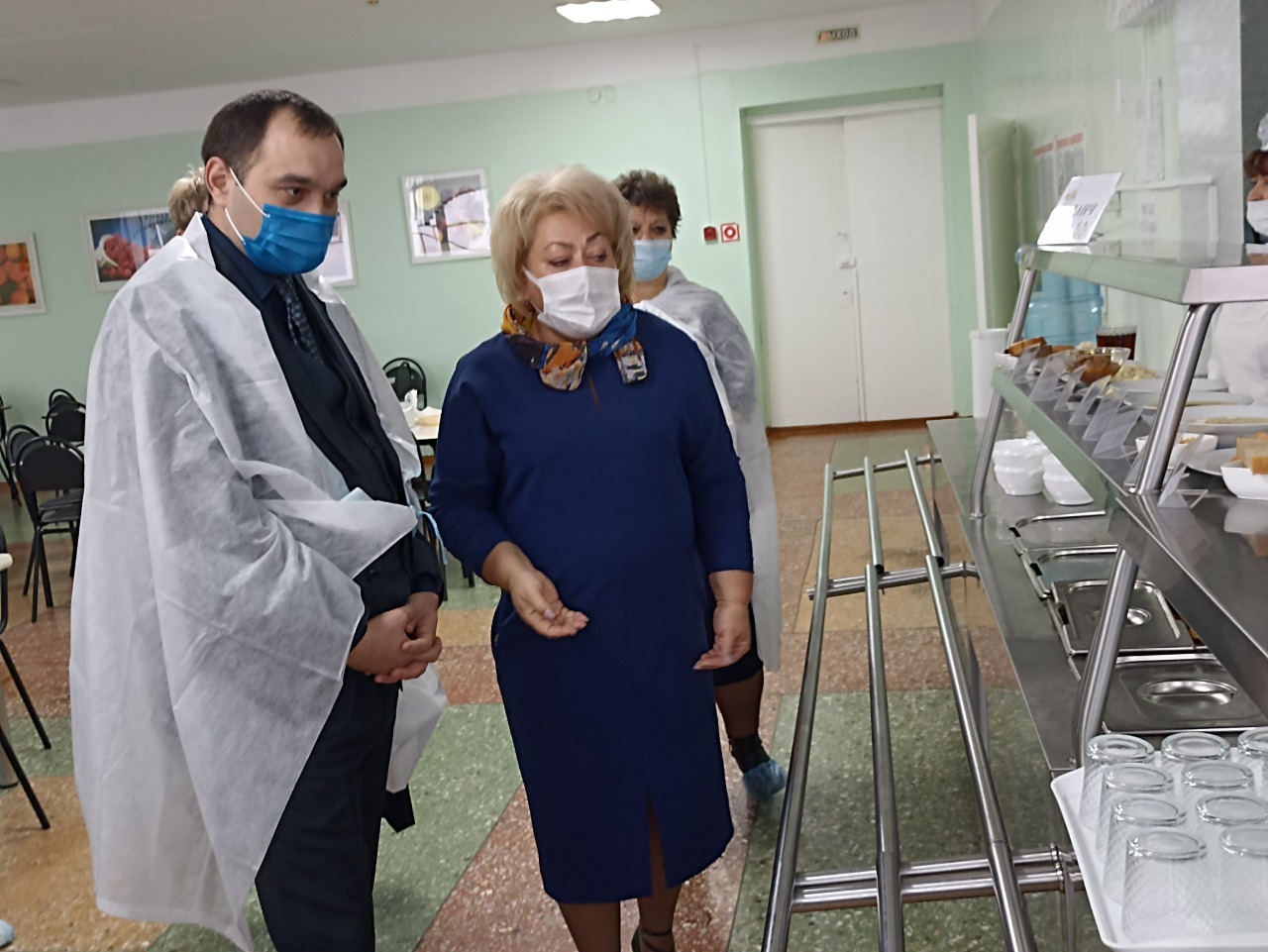 В Пензе министр образования попробовал еду из школьной столовой