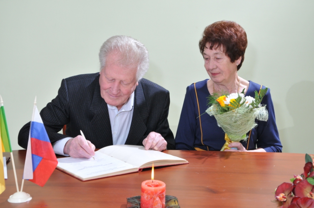 В Пензенской области супругов «со стажем» пригласили за выплатами