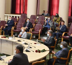 Олег Мельниченко наградил Дениса Абрамова медалью за заслуги перед Пензенской областью