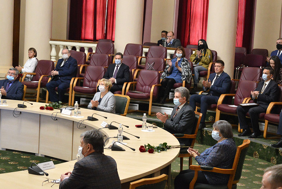 Олег Мельниченко наградил Дениса Абрамова медалью за заслуги перед Пензенской областью