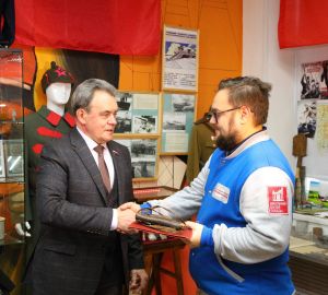 Валерий Лидин передал в музей молодежи личные вещи ветерана войны Ильи Чулкова