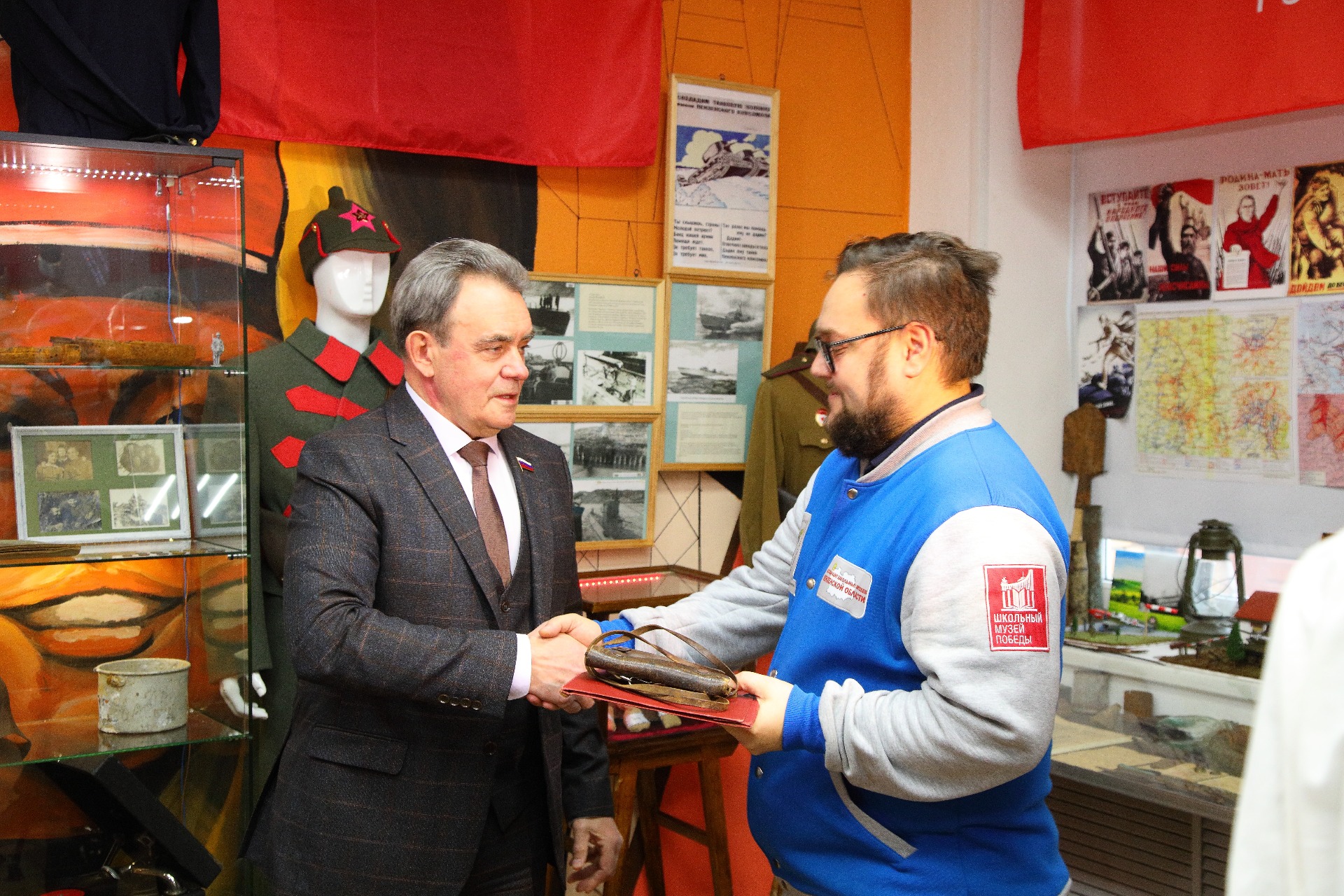 Валерий Лидин передал в музей молодежи личные вещи ветерана войны Ильи Чулкова