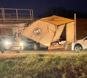 В Пензе грузовик не выдержал встречи с мостом на улице Ладожской