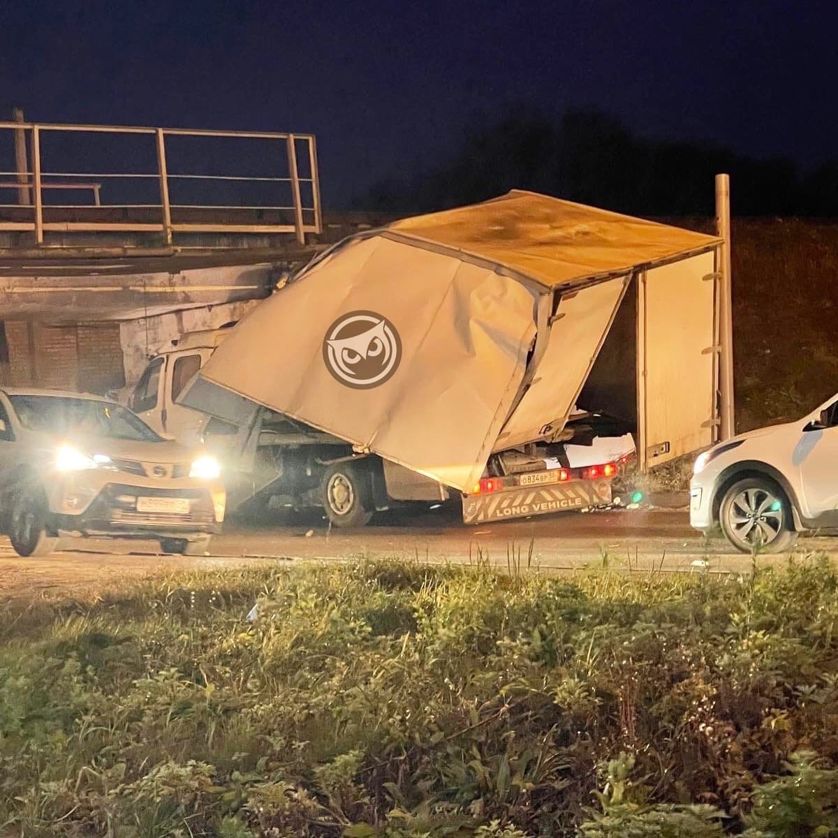 В Пензе грузовик не выдержал встречи с мостом на улице Ладожской