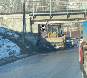 В Пензе спецтехника застряла под мостом «Винни пуха»