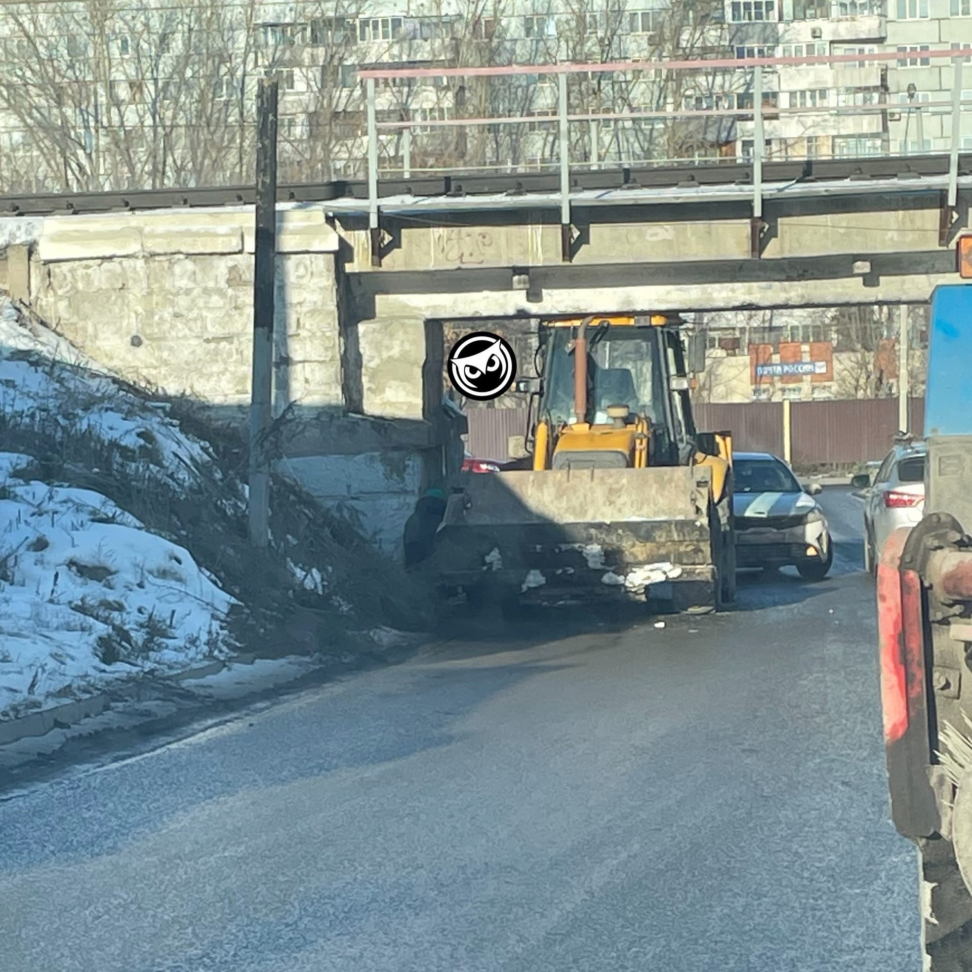 В Пензе спецтехника застряла под мостом «Винни пуха»