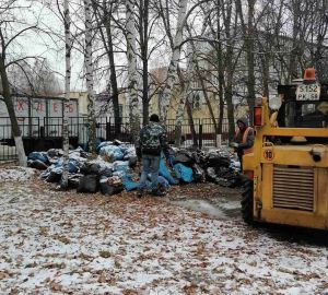 Ольга Чистякова помогла организовать уборку на территориях детских садов и школы