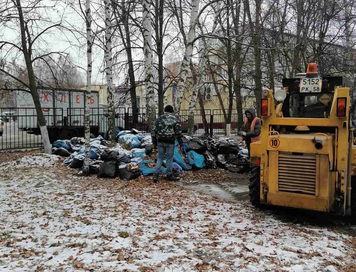 Ольга Чистякова помогла организовать уборку на территориях детских садов и школы