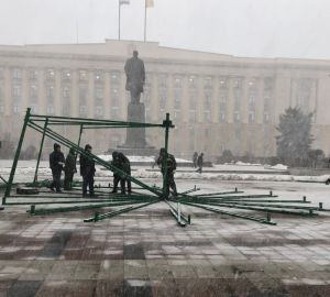 Стало известно, когда в Пензе закончат сборку главной новогодней ели